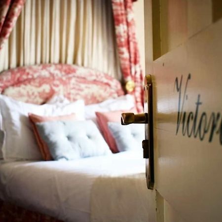 วินด์เซอร์ เกสต์เฮาส์ บาธ ภายนอก รูปภาพ A room at the Victoria