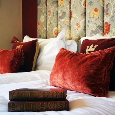 วินด์เซอร์ เกสต์เฮาส์ บาธ ภายนอก รูปภาพ A bed with cushions
