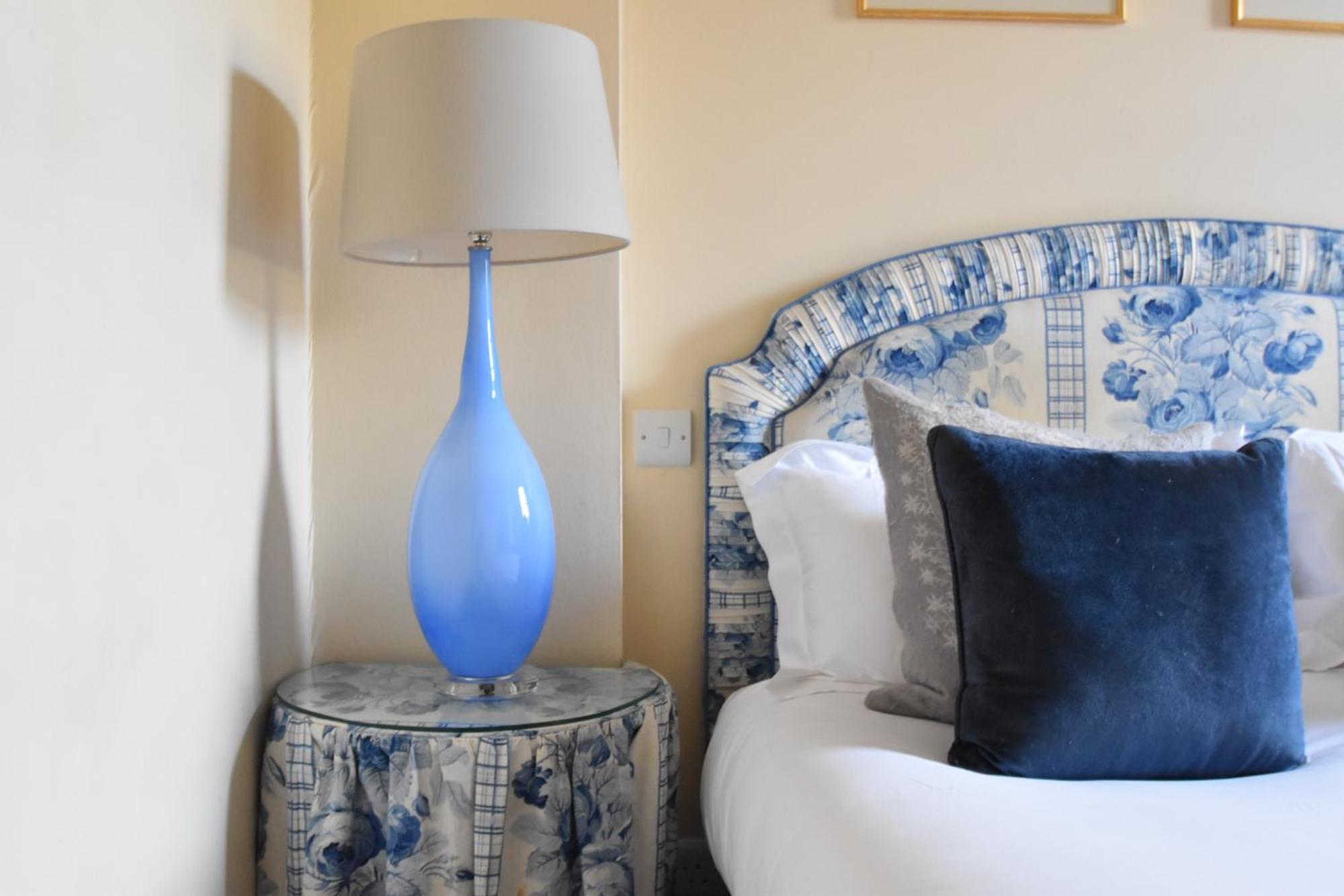 วินด์เซอร์ เกสต์เฮาส์ บาธ ห้อง รูปภาพ A blue glass lamp