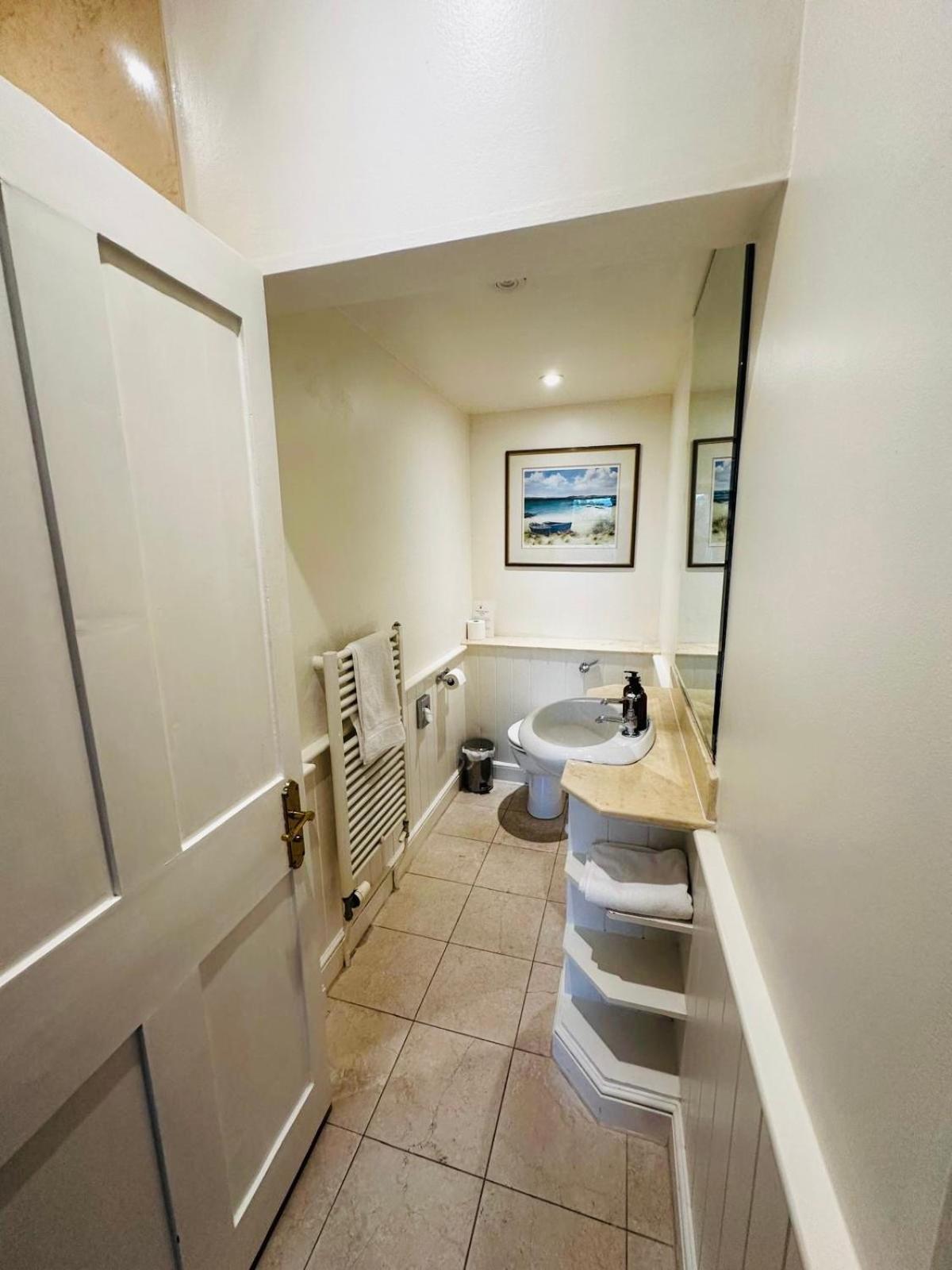 วินด์เซอร์ เกสต์เฮาส์ บาธ ห้อง รูปภาพ A typical bathroom