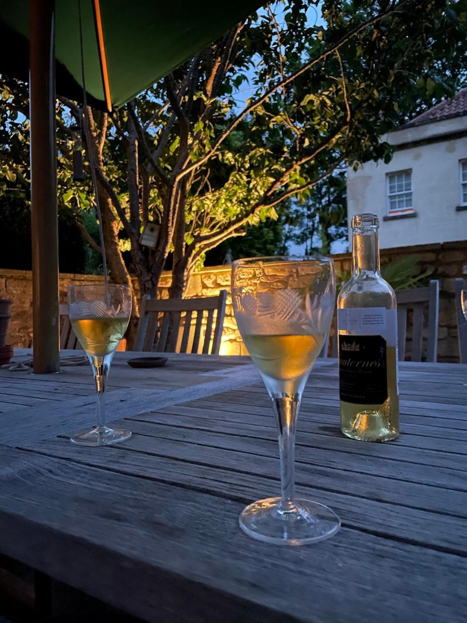 วินด์เซอร์ เกสต์เฮาส์ บาธ ห้อง รูปภาพ A glass of wine