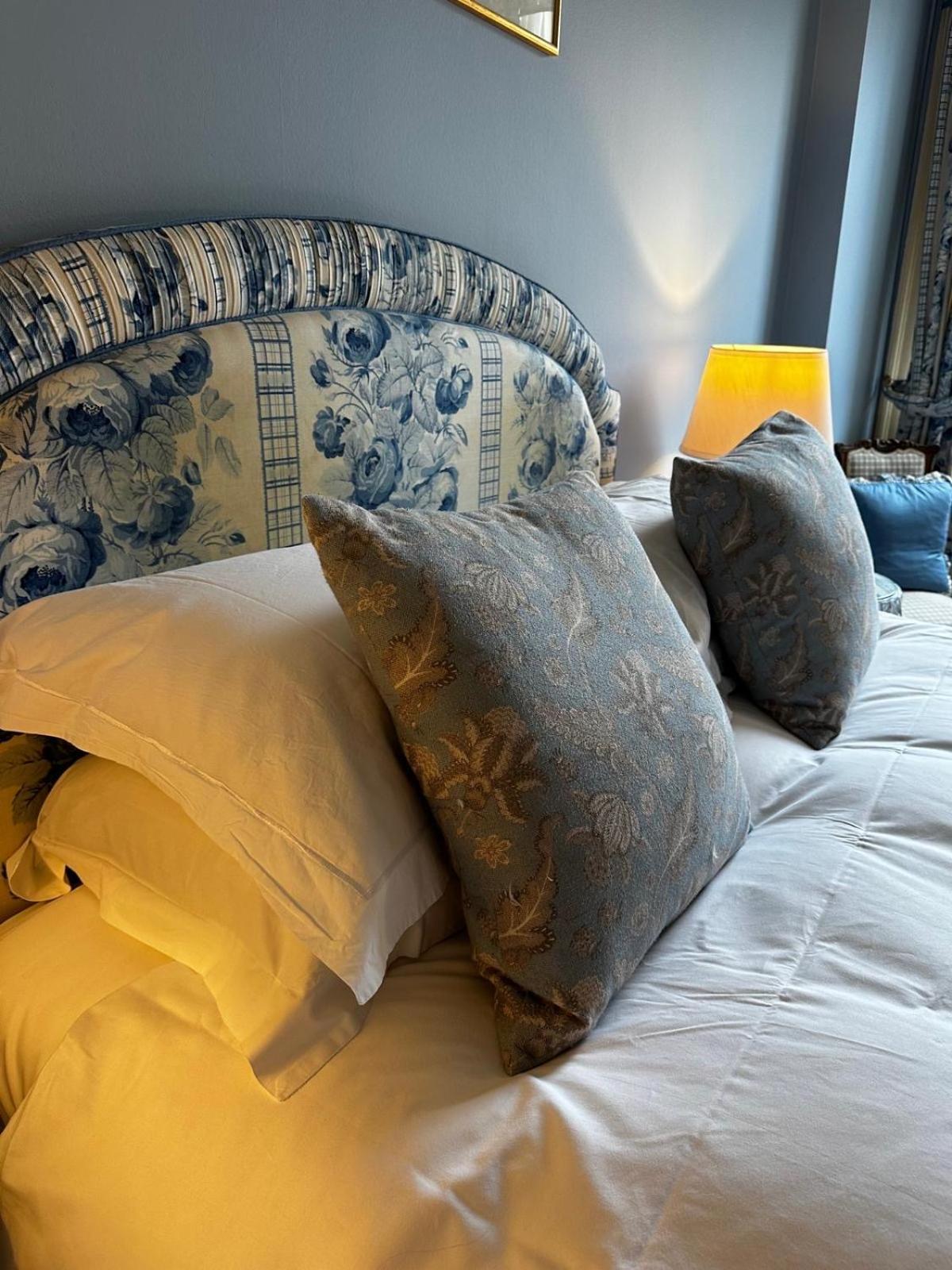 วินด์เซอร์ เกสต์เฮาส์ บาธ ภายนอก รูปภาพ Cushions on a bed