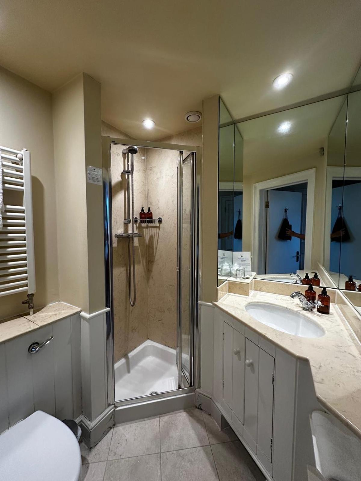 วินด์เซอร์ เกสต์เฮาส์ บาธ ภายนอก รูปภาพ A shower cubicle