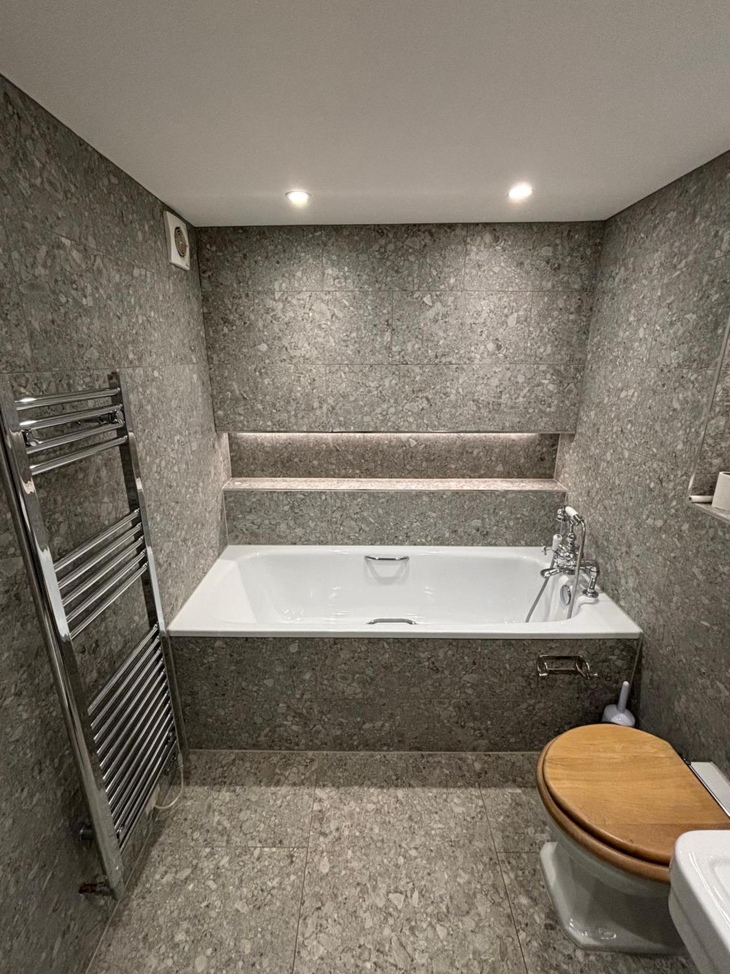 วินด์เซอร์ เกสต์เฮาส์ บาธ ภายนอก รูปภาพ A bathtub