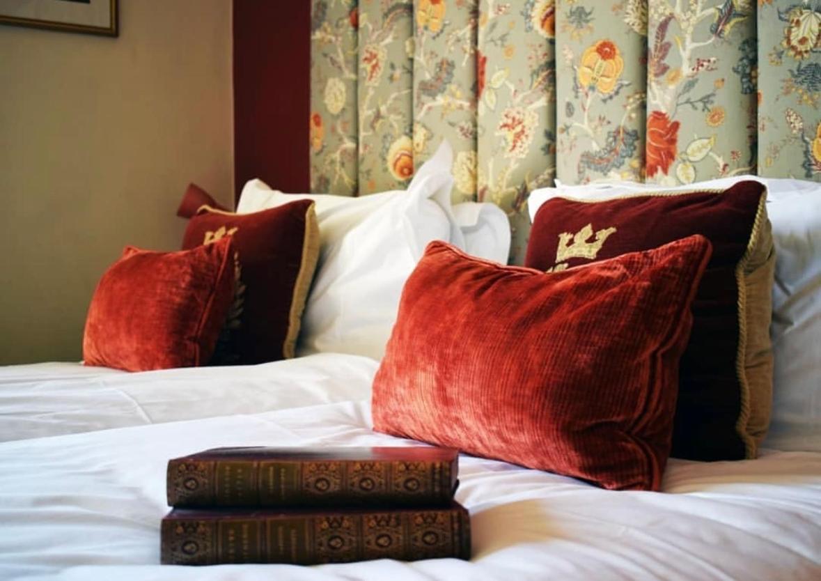 วินด์เซอร์ เกสต์เฮาส์ บาธ ภายนอก รูปภาพ A bed with cushions