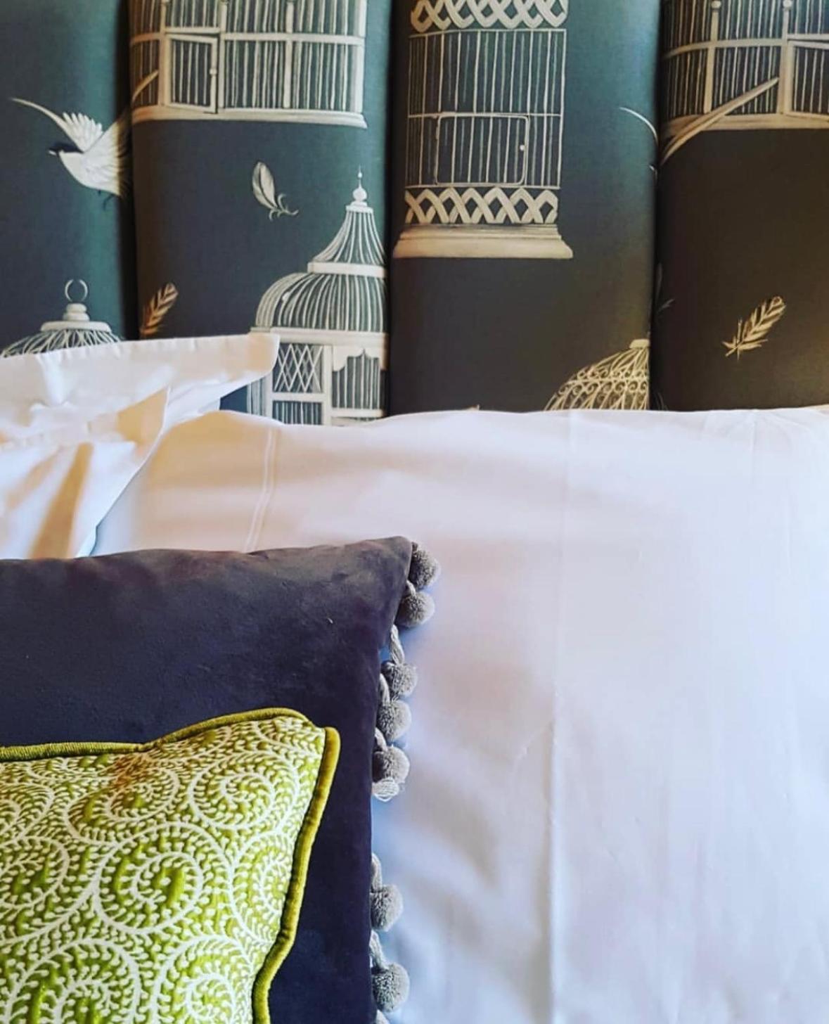 วินด์เซอร์ เกสต์เฮาส์ บาธ ภายนอก รูปภาพ A bed with a white sheet