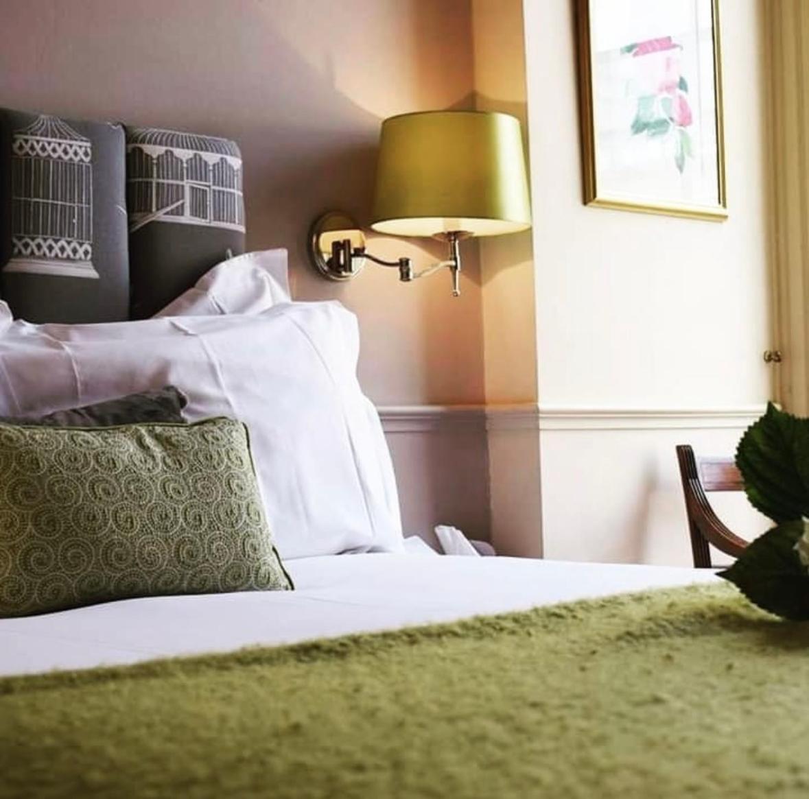 วินด์เซอร์ เกสต์เฮาส์ บาธ ภายนอก รูปภาพ A bedroom at the hotel