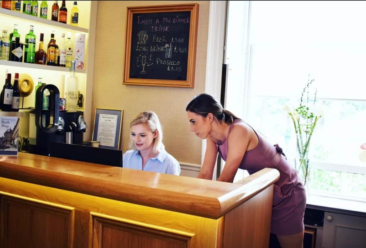 วินด์เซอร์ เกสต์เฮาส์ บาธ ภายนอก รูปภาพ A hotel receptionist