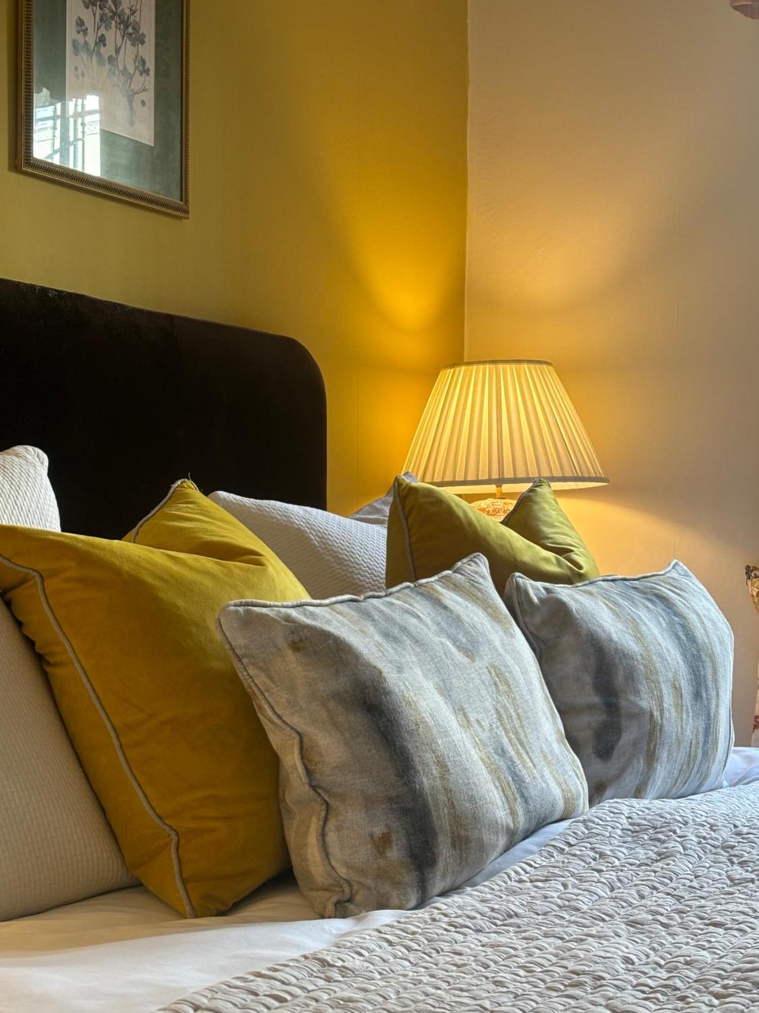 วินด์เซอร์ เกสต์เฮาส์ บาธ ห้อง รูปภาพ A pleated lampshade