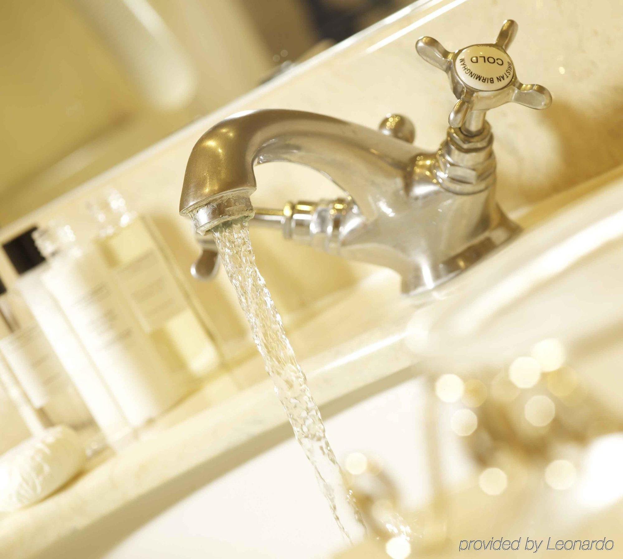 วินด์เซอร์ เกสต์เฮาส์ บาธ ภายนอก รูปภาพ A kitchen tap