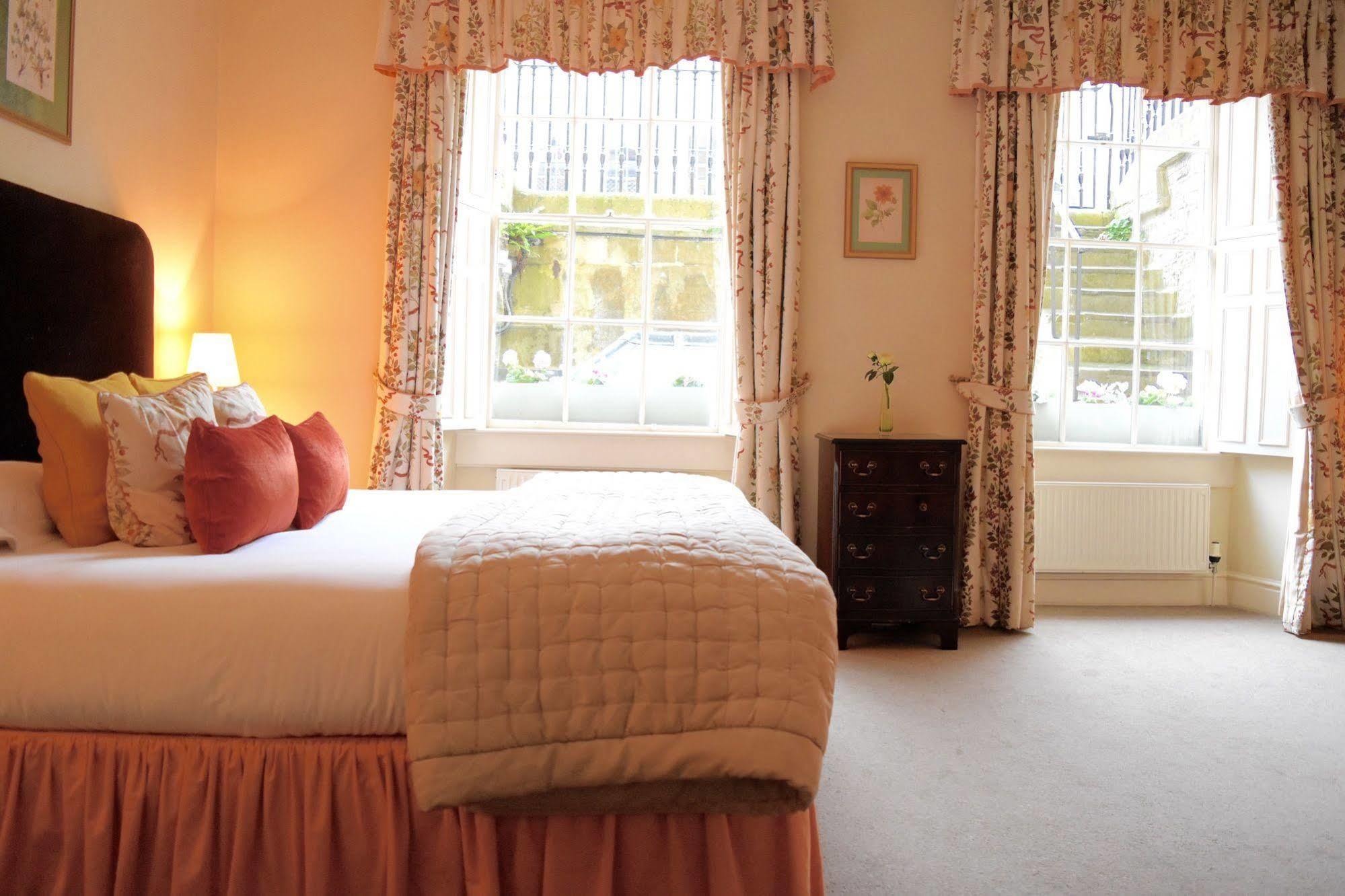 วินด์เซอร์ เกสต์เฮาส์ บาธ ภายนอก รูปภาพ A bedroom at the hotel